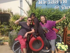 un groupe de trois personnes assises sur une roue dans l'établissement MiniResort Chanthaburi, à Chanthaburi