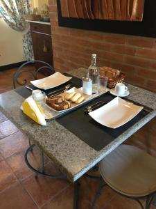 una mesa con una bandeja de comida. en B&B MontAlbano, en Caserta