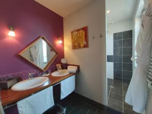 A bathroom at Logis Au Canard Gourmand