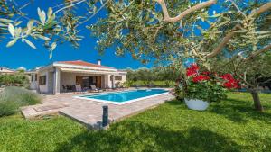podwórko z basenem i domem w obiekcie Villa Mia with heated pool, billiards and large garden - by TA Leut Agency w mieście Privlaka