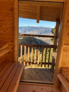 - une vue depuis l'intérieur de la fenêtre d'une cabane dans les arbres dans l'établissement Oberprantschöllhof - Horse Mountain Stable, à Bressanone