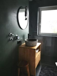 a bathroom with a sink and a mirror at Ludwigslust - Ferienappartement mit Bergblick in Schwangau