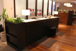 una scrivania con piante di Furano Natulux Hotel a Furano