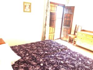 科爾提斯弗隆提拉的住宿－Casa de Tita Dolores，一间卧室配有一张床、一个梳妆台和一扇窗户。