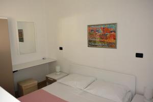 een slaapkamer met een bed en een schilderij aan de muur bij Apartments Residence L'Ulivo in Rovinj