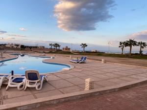 Bazén v ubytovaní Porto South Beach Royal Sea view families صف اول بحر مباشر alebo v jeho blízkosti