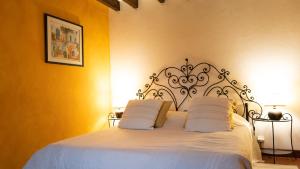 Ένα ή περισσότερα κρεβάτια σε δωμάτιο στο La Ferme Oasis