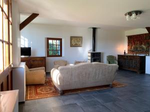 uma sala de estar com dois sofás e uma lareira em Le Pressoir du Clos Vert em Équemauville
