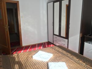 um quarto com uma cama com duas toalhas em K & B Apartment Sarajevo Trebevićka 50A em Sarajevo