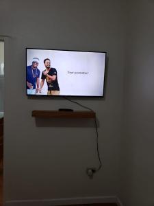 una TV a schermo piatto appesa a un muro di Francis Nook Bourg Mulatresse Room a San Juan