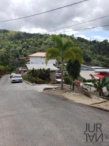 San JuanにあるFrancis Nook Bourg Mulatresse Roomの道路脇に停められた車