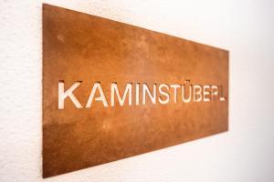 ein Schild an der Wand mit dem Wort Kamimité in der Unterkunft Gästehaus Fellner in Mühlbach am Hochkönig