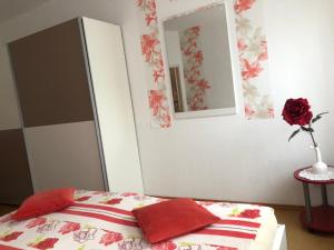 - une chambre avec un lit et un miroir dans l'établissement FeWo Blankenese im Haus Lühegarten, à Grünendeich