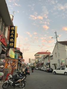 喬治市的住宿－Apple Backpackers Hotel，一条城市街道上停有摩托车