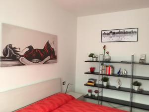 a bedroom with a red bed and a book shelf at Matt5, il tuo angolino triestino in Trieste