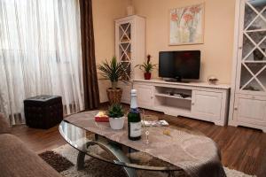 a living room with a table and a tv at Mosella Ferienwohnungen in Bernkastel-Kues