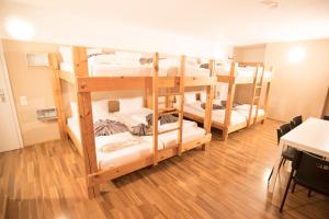un grupo de literas en una habitación en Outdoor Zentrum Allgäu- Hostel, en Bihlerdorf
