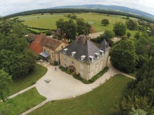 una vista aerea di una grande casa in un campo di Le Château a Champagny-sous-Uxelles