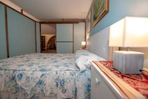 A bed or beds in a room at Villa Dell'Artista Fronte Spiaggia - SiciliaVacanza