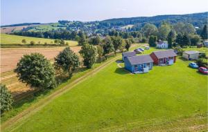 una vista aérea de una casa en un campo verde en Lovely Home In Olbernhau With Wifi, en Pfaffroda