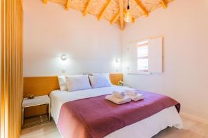 1 dormitorio con 1 cama con 2 toallas en Lemago Porto Apartments - São Bento en Oporto