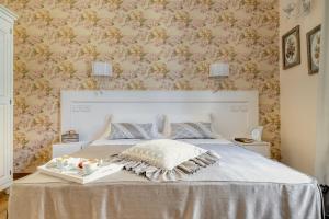 A bed or beds in a room at Luxury Stars In Rome - Andromeda apartment in Colosseum