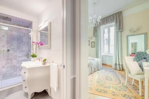 A bathroom at Luxury Stars In Rome - Andromeda apartment in Colosseum