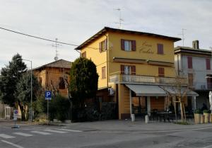 een geel gebouw aan de straatkant bij Casa Calari 2 in Casa Calari