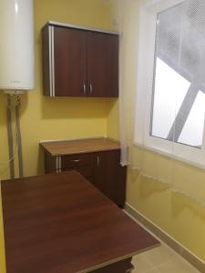 eine Küche mit einem Holztisch und einem Fenster in der Unterkunft Хостел АС Рахів in Rachiw