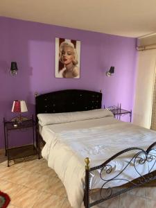 a bedroom with a bed with a purple wall at Penthouse Three-Bedroom Villa in Porto Sokhna Family only in Ain Sokhna