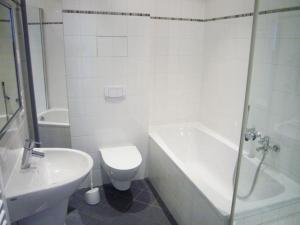 ein Badezimmer mit Toilette, Badewanne und Waschbecken in der Unterkunft Villa Quisisana in Ahlbeck