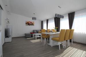 a living room with a white table and chairs at Luxury apartment Navi in Podstrana