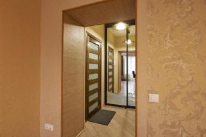 un pasillo con un espejo grande en una habitación en PaulMarie Apartments on Prs. Lenina, 51, en Gomel