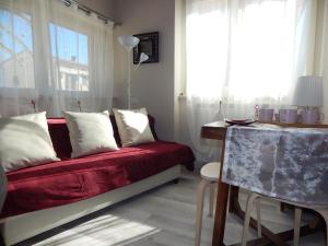 CannaraにあるLe Rosette Assisiのベッドルーム1室(赤いベッド1台、テーブル、窓付)