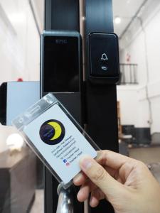 トンサラにあるPrachan Hostelの携帯電話を携帯している者 +37枚の写真