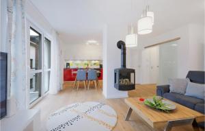 sala de estar con chimenea y sofá en Cozy Apartment In Rechlin With Lake View, en Rechlin