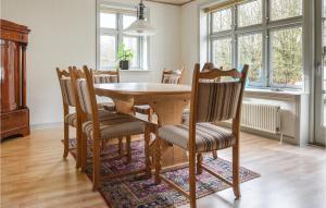 - une salle à manger avec une table et des chaises en bois dans l'établissement Gorgeous Home In Grindsted With Wifi, à Grindsted