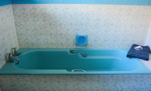 バリートにあるKedros@Ballitoのバスルームの青いバスタブとタオル