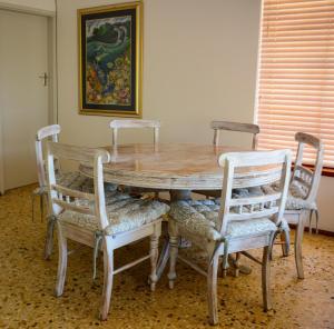 バリートにあるKedros@Ballitoのダイニングテーブル(椅子4脚付)、木製テーブル +11枚の写真