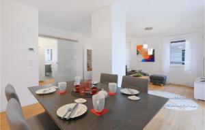 una sala da pranzo e un soggiorno con tavolo e sedie. di Cozy Apartment In Rechlin With Lake View a Rechlin
