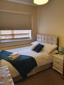 - une chambre avec un grand lit et une fenêtre dans l'établissement Chaps Guesthouse Southampton, à Southampton