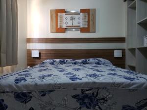 a bedroom with a bed with a clock on the wall at Lacqua Di Roma Acqua Park in Caldas Novas