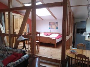 um quarto com uma cama num quarto com pisos em madeira em Kastanienhof Alvern em Celle