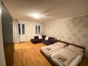 ein Wohnzimmer mit einem Bett und einem Sofa in der Unterkunft Apartments Graz in Graz