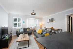 a living room with a couch and a table at Burlington Street with free parking Nr Brighton College and Hospital in Brighton & Hove