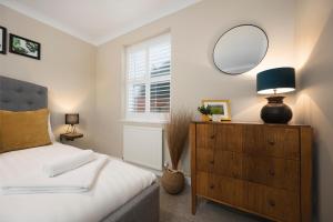 Tempat tidur dalam kamar di Burlington Street with free parking Nr Brighton College and Hospital