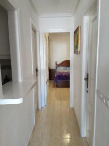 pasillo que conduce a un dormitorio con cama en Apartment Manuel Galián 52, en Torrevieja