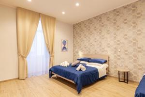 a bedroom with a bed with blue sheets and blue pillows at Toledo Rose in Naples