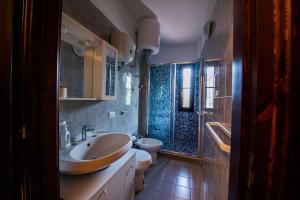 A bathroom at Residence l'Ogliastro Még 37 kép