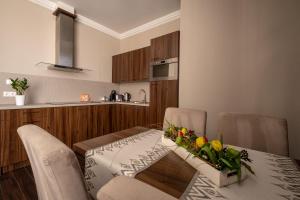 a kitchen and dining room with a table and chairs at Villa Meribel in Tatranská Lomnica